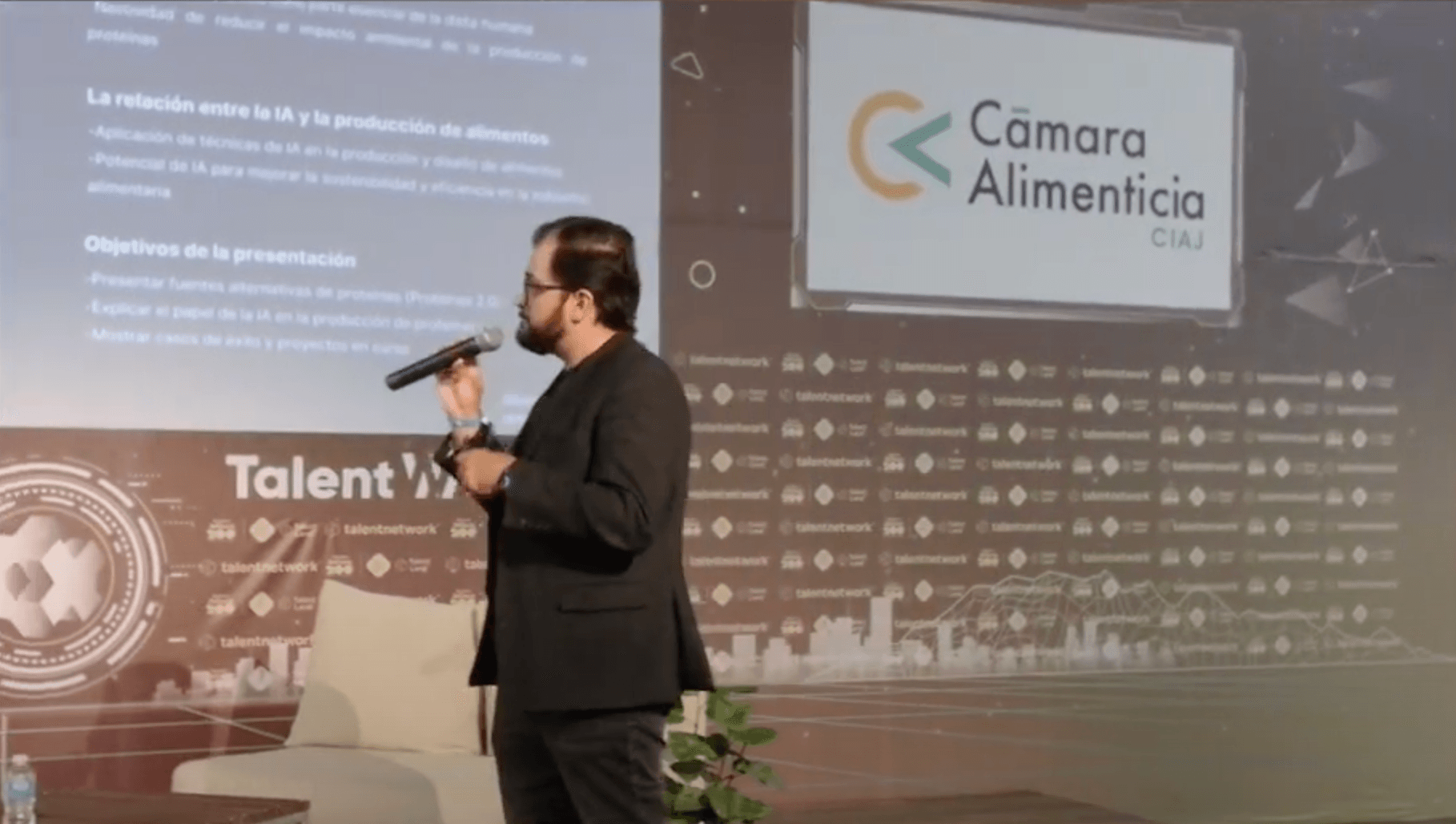 Conferencia: Proteínas 2.0: El Papel de la IA en los Alimentos - Jonathan Olvera explora el emocionante cruce entre la inteligencia artificial y la industria alimentaria. Esta presentación se adentra en cómo la IA está revolucionando el sector, desde el desarrollo de alimentos hasta su producción sostenible, y cómo estas innovaciones están contribuyendo a resolver algunos de los desafíos más urgentes de nuestro tiempo. por JohnOlven en Guadalajara, Jalisco, México