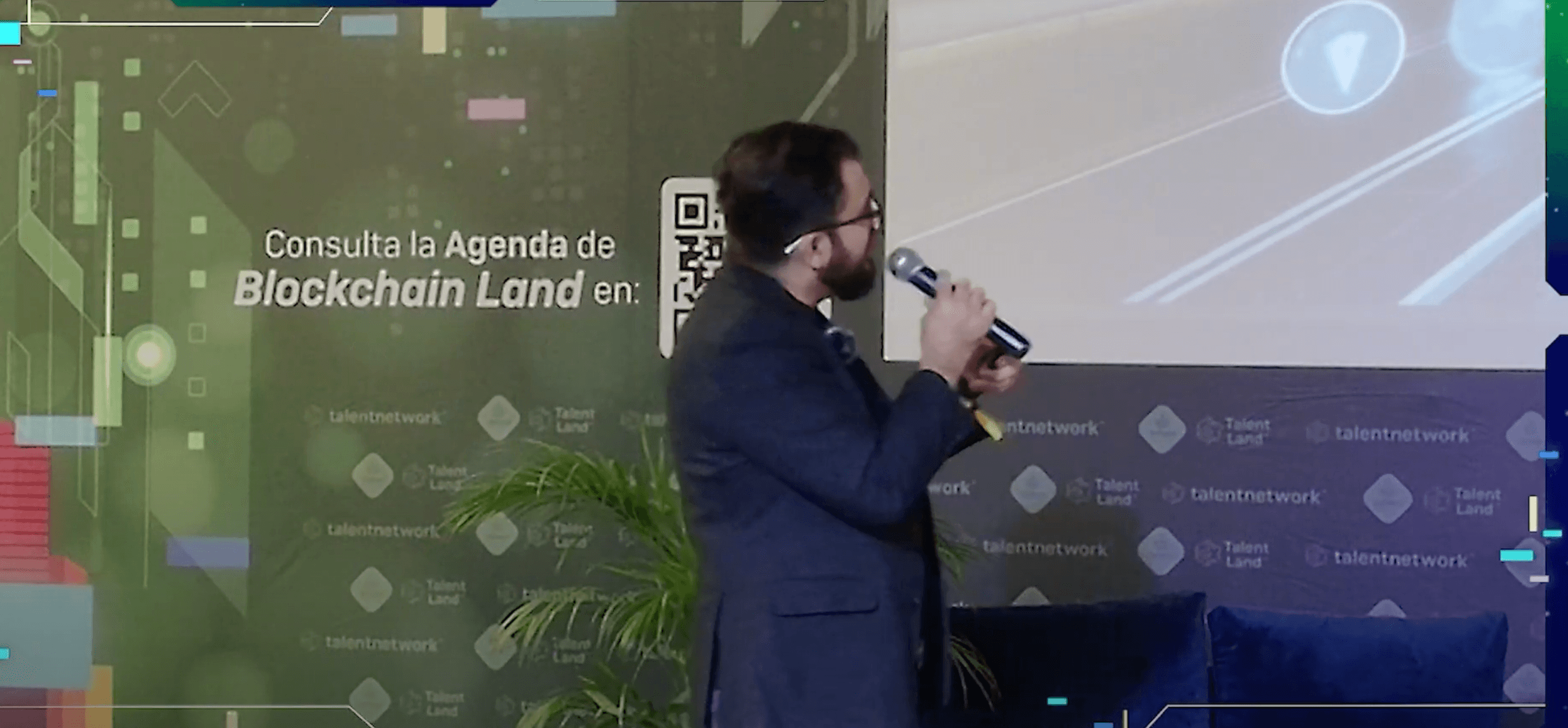 Conferencia: Sinergia entre Blockchain, VR, AR & AI - La convergencia de tecnologías revolucionarias como Blockchain, Realidad Virtual (VR), Realidad Aumentada (AR) e Inteligencia Artificial (IA) está forjando un nuevo paradigma en el mundo digital, prometiendo transformar la manera en que interactuamos, trabajamos y vivimos. Este tema, "La Sinergia entre Blockchain, VR, AR e IA", explorará las vastas posibilidades que surgen cuando estas poderosas tecnologías trabajan en conjunto, creando soluciones innovadoras y experiencias inmersivas que antes parecían imposibles. por JohnOlven en Guadalajara, Jalisco, México