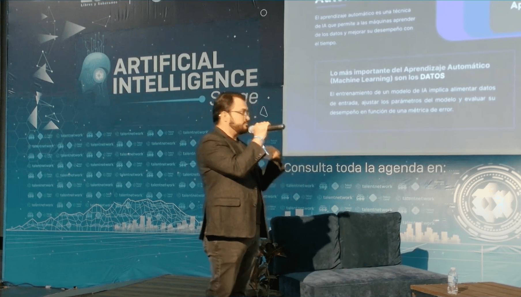 Conferencia: Entrena Tu Propio Modelo de IA - En esta charla, Jonathan Olvera comparte su experiencia en la creación y entrenamiento de modelos de inteligencia artificial. Cubriendo desde los fundamentos hasta técnicas avanzadas, Jonathan explica cómo cualquier entusiasta de la tecnología puede comenzar a construir y entrenar sus propios modelos de IA, destacando las mejores prácticas y herramientas disponibles. por JohnOlven en Guadalajara, Jalisco, México