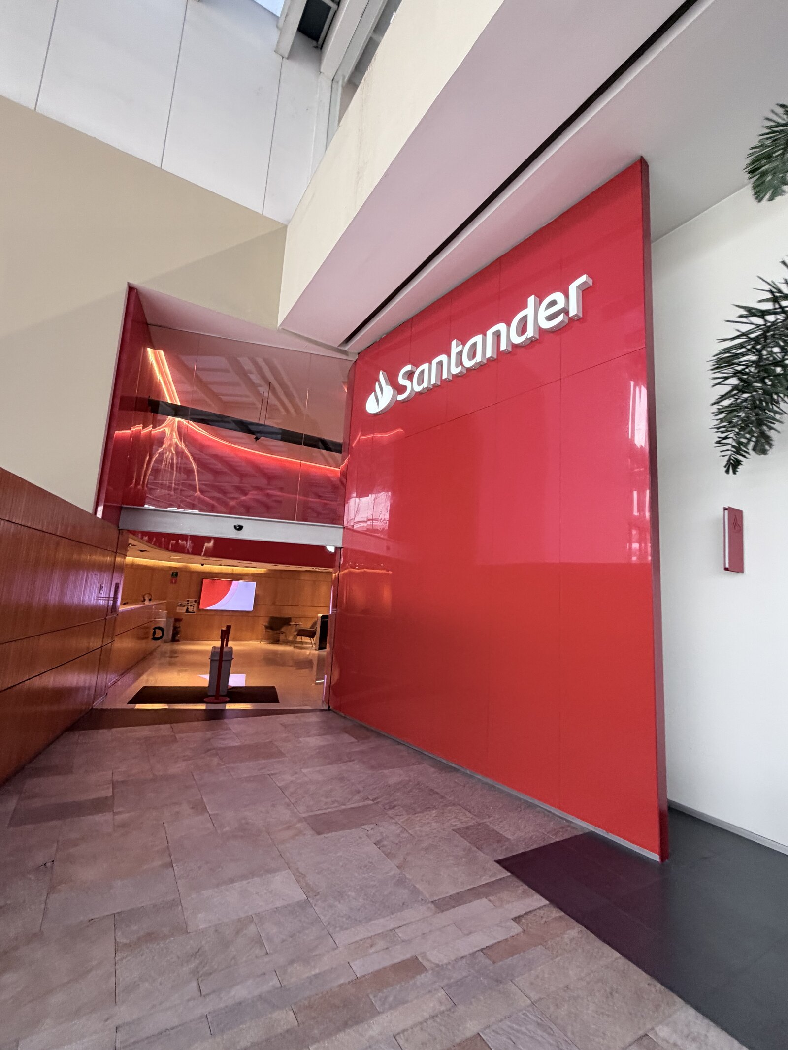 Conferencia: MCP en la Industria Financiera: Agentes que Hablan con el Banco - En las oficinas de Santander, ante una sala de banca y tecnología financiera, expliqué por qué MCP no se trata solo de conectar un modelo a una base de datos. La idea que quería romper es que MCP sirve para consultar; lo que de verdad cambia la industria es construir para que tus agentes se comuniquen con el banco, y para que los bancos se comuniquen entre ellos. La diferencia es de dirección: el banco deja de ser una fuente de datos que consultas y pasa a exponer capacidades que un agente puede invocar con permiso, con identidad y con rastro. Eso importa más en banca que en ningún otro sector, porque la industria está hecha de operaciones manuales que nadie quiere tocar —conciliaciones, validaciones, revisiones— y que solo se pueden automatizar si la automatización es auditable. El punto que MCP hace posible no es la conexión, sino el gobierno de la conexión. por JohnOlven en Ciudad de México, México